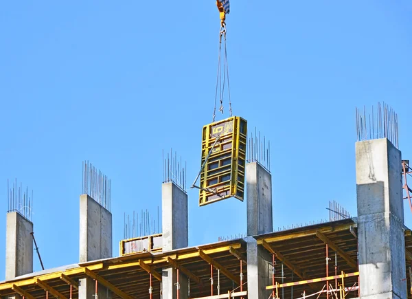 Crane with concrete formwork — Stock Photo, Image
