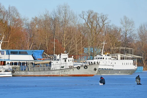Loď v přístavu zimní — Stock fotografie
