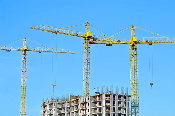 Gru e cantiere — Foto Stock