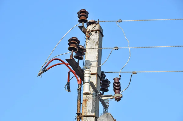 Pilón de líneas eléctricas rurales antiguas — Foto de Stock