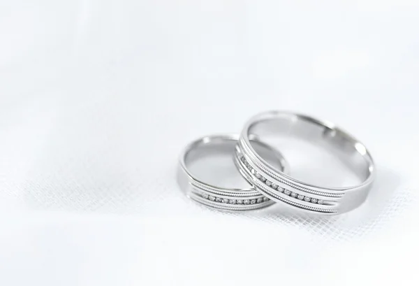 Hochzeit weiße goldene Ringe — Stockfoto