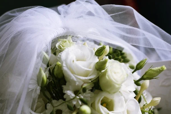 Brautschleier und Blumen — Stockfoto