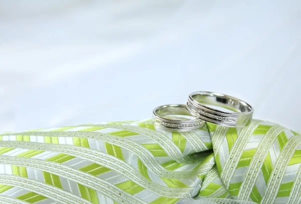 白い金の結婚指輪 — ストック写真