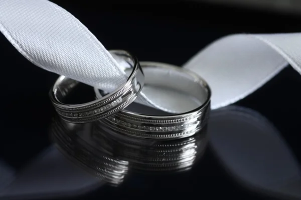 Dois anéis de casamento Fotografia De Stock
