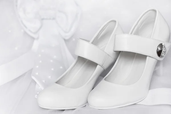 Sapatos de noiva brancos — Fotografia de Stock