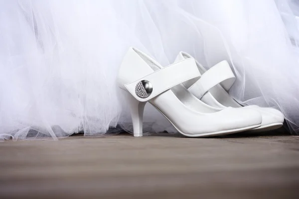 Weiße Schuhe mit Kristallen — Stockfoto