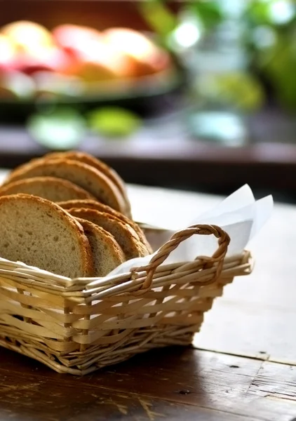 Pão branco na cesta tecida — Fotografia de Stock