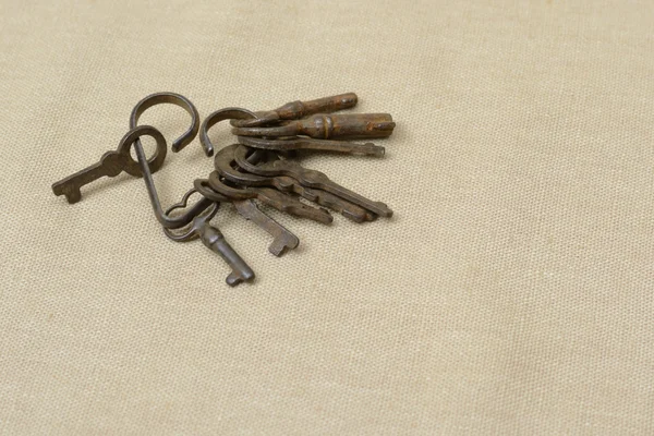 Un montón de llaves viejas en forma de corazón — Foto de Stock