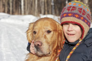 çocuk ve doğa golden retriever portre