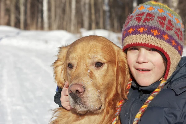 Portrait of the boy and golden retriever in the nature — Stock Photo, Image