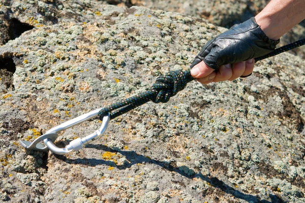 Die Hand des Kletterers im Handschuh hält Seil — Stockfoto