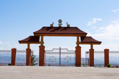 Budist manastır yüksek dağlarda bir geçit