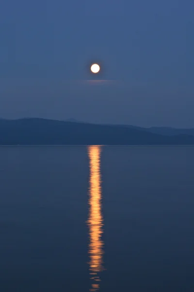 Měsíc a voda — Stock fotografie