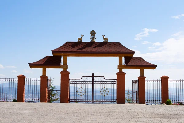 Ворота в буддійському монастирі високо в горах — стокове фото
