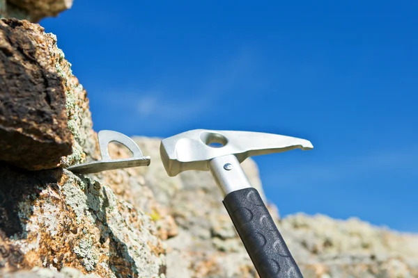 登山家の岩にカービン銃のためのフックにハンマーします。 — ストック写真