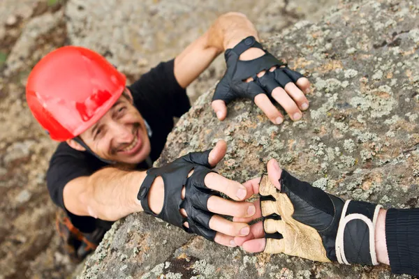 Kletterer leiht Hilfe — Stockfoto