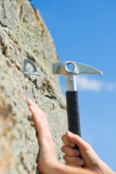 Mano del escalador y martillo — Foto de Stock