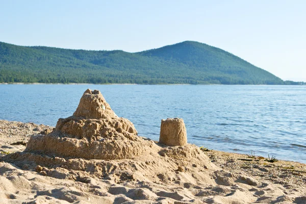 Pirâmide arenosa na margem do lago Baikal . — Fotografia de Stock