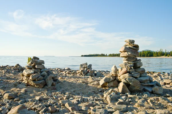 High pyramid from a stone on the bank of Baikal. — Stock Photo, Image