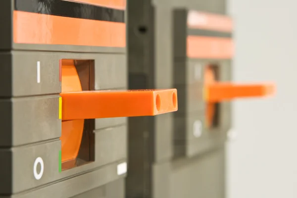 コントロール パネルのオレンジ色の回路ブレーカー — ストック写真