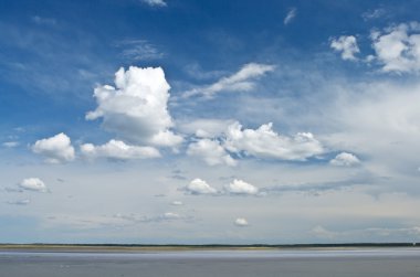 Göl üzerinde Cumulus bulutları