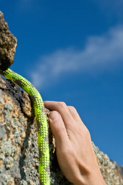 Rockclimber 的手和绳子 — 图库照片