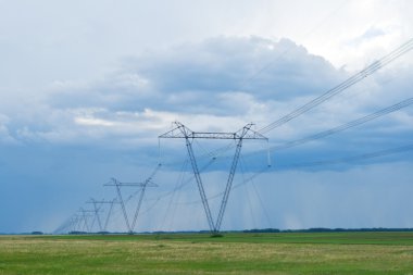 elektrik direkleri, karanlık gökyüzü beyaz bulutlar