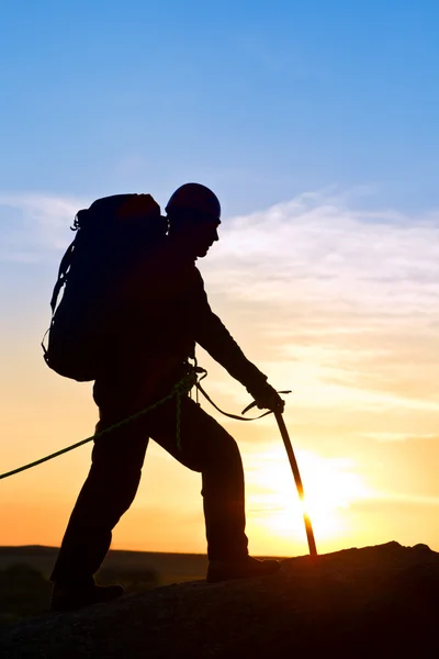 Το μοναχικό rock-climber πηγαίνει στην κορυφή του βουνού — Φωτογραφία Αρχείου