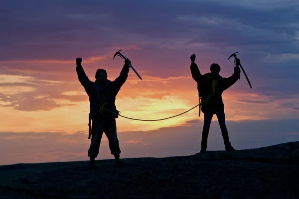 Dos escaladores conectados por cuerda — Foto de Stock