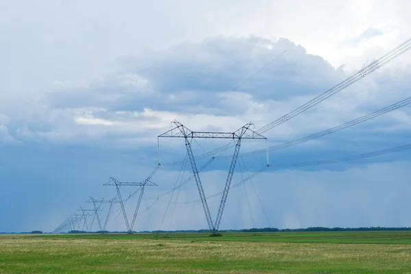 Electricity pylons at dark sky whit clouds — Stock Photo, Image