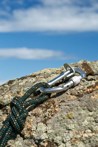 Karabijn en touw op rots — Stockfoto