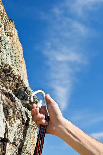 Carabina e gancho com corda em pedra — Fotografia de Stock
