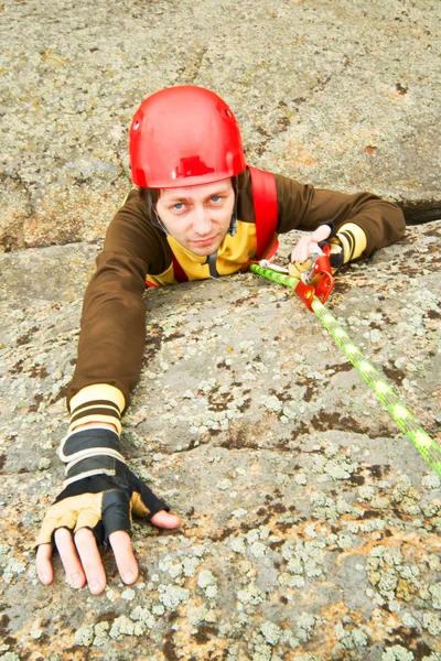 Rock-climber kaya üzerinde yukarı doğru hareket eder. — Stok fotoğraf