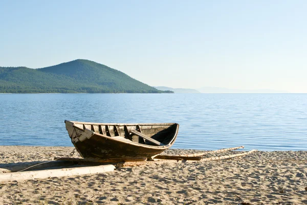 Fishermen boat in the coast — Stock Photo, Image