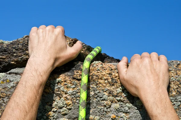 Mãos e corda de Rockclimber — Fotografia de Stock