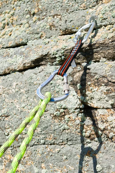 Karabiner und Seil auf Fels — Stockfoto