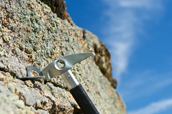 Der Hammer im Haken in den Fels — Stockfoto