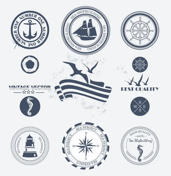 Set of vintage retro nautical badges and labels — Stock Vector
