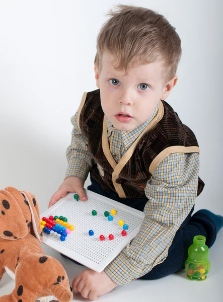 Um menino brincando com mosaicos — Fotografia de Stock