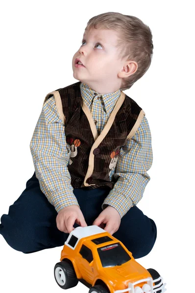 Маленький мальчик играет в машинку — стоковое фото
