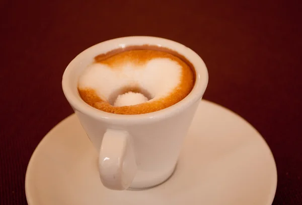 Secangkir kopi di kafe jalanan. — Stok Foto
