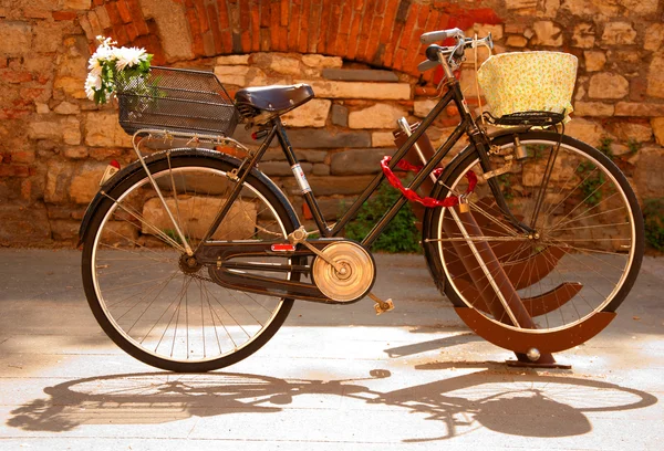 Een nieuwe fiets parkeren op de achtergrond muur — Stockfoto