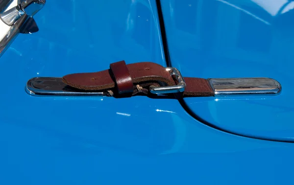 Detail des Motorhaubengurtes an einem Oldtimer — Stockfoto