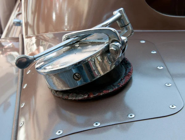 Крышка автомобильного, хромированного бензобака — стоковое фото