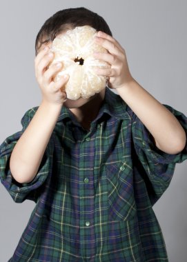 küçük çocuk holding pomelo