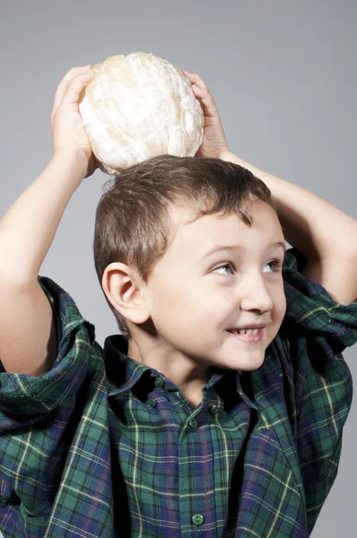 Little boy holding pomelo — Stock Photo, Image