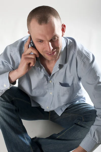 A young man talking on the phone — Stock Photo, Image