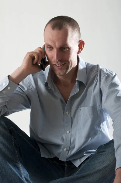Genç bir adam telefonda konuşuyor. — Stok fotoğraf