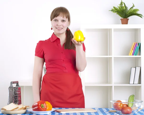 Femme travaillant dans la cuisine — Photo