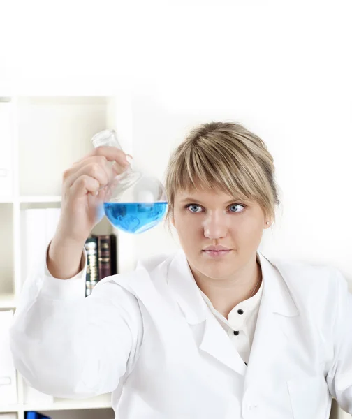 Kadın kimyacı test tüpleri sıvılarda karıştırma — Stok fotoğraf
